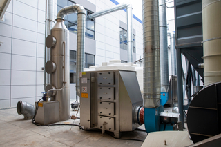 Exhaust gas treatment equipment with spray tower